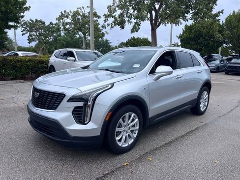 Used 2022 Cadillac XT4 Luxury w/ Cold Weather Package image 2