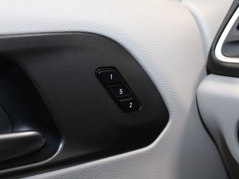 Used 2024 Chrysler Pacifica Touring-L image 41