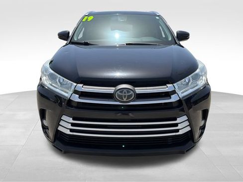 Used 2019 Toyota Highlander XLE AWD/4WD image 2