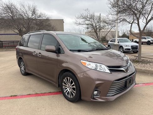 Used 2020 Toyota Sienna XLE w/ XLE Navigation Package image 3