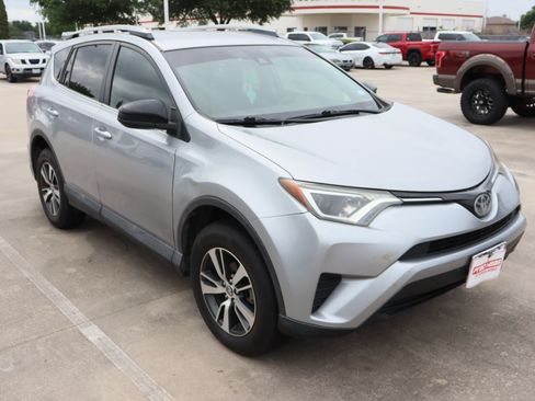 Used 2017 Toyota RAV4 LE FWD image 2