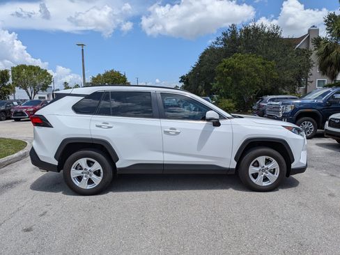 Used 2021 Toyota RAV4 XLE w/ Convenience Package FWD image 3