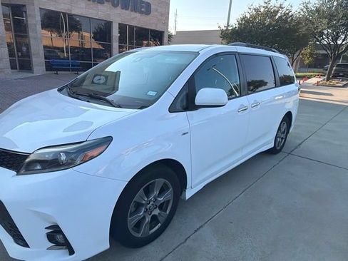 Used 2019 Toyota Sienna SE AWD/4WD image 2