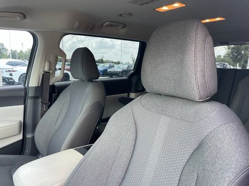 Certified 2022 Kia Carnival LX FWD image 9