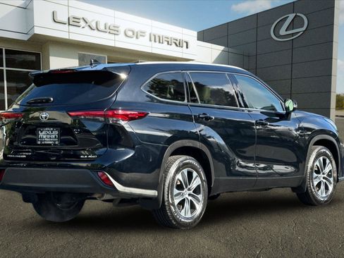 Used 2022 Toyota Highlander XLE AWD/4WD image 8