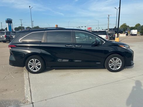 Used 2021 Toyota Sienna XSE w/ XSE Plus Package AWD/4WD image 10