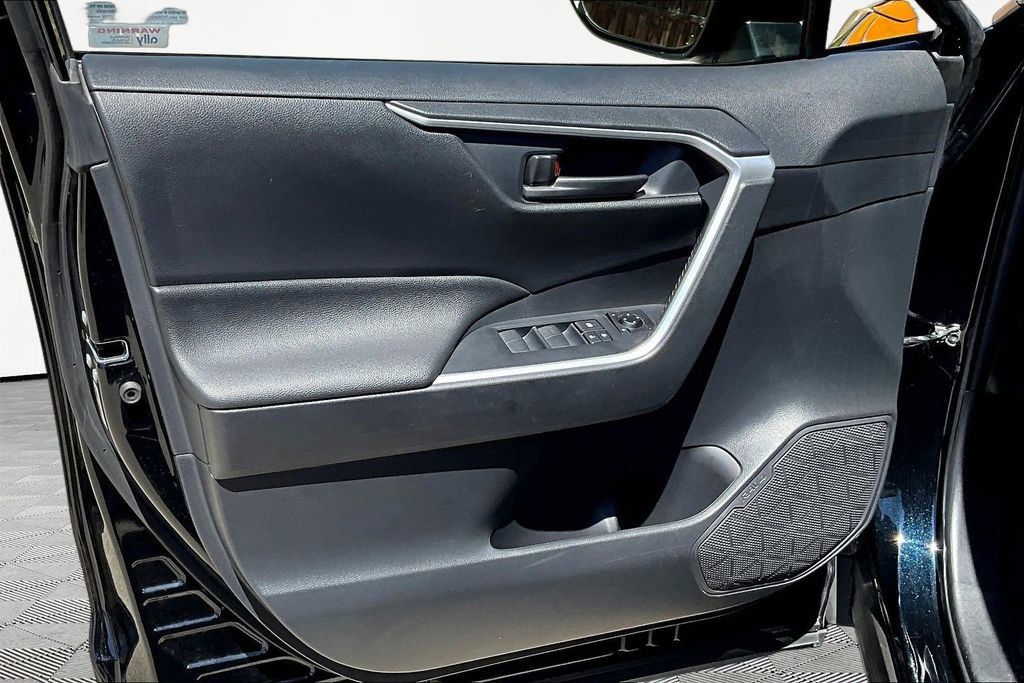 Used 2022 Toyota RAV4 LE AWD/4WD image 21