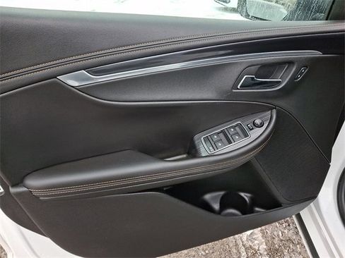 Used 2016 Chevrolet Impala LT w/ Convenience Package image 12