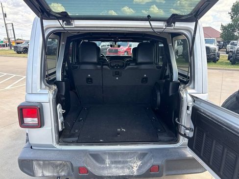 Used 2022 Jeep Wrangler Unlimited Sahara w/ Cold Weather Group AWD/4WD image 14