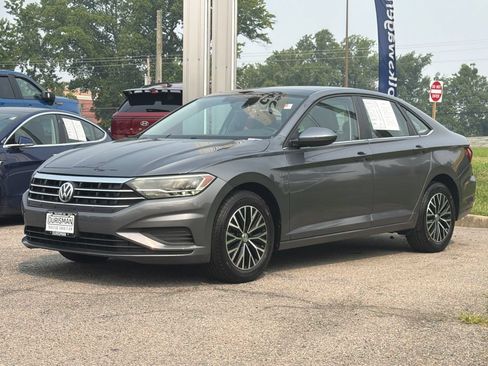 Used 2019 Volkswagen Jetta SE FWD image 2