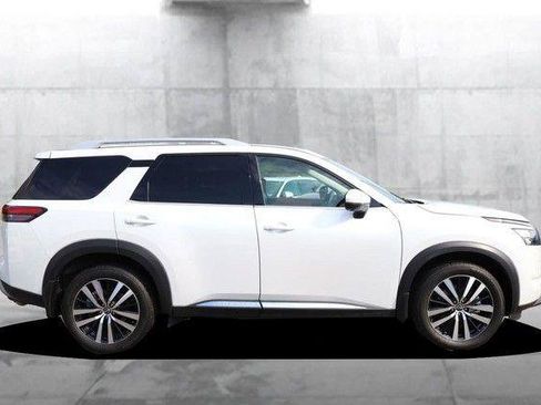 Used 2025 Nissan Pathfinder Platinum AWD/4WD image 5