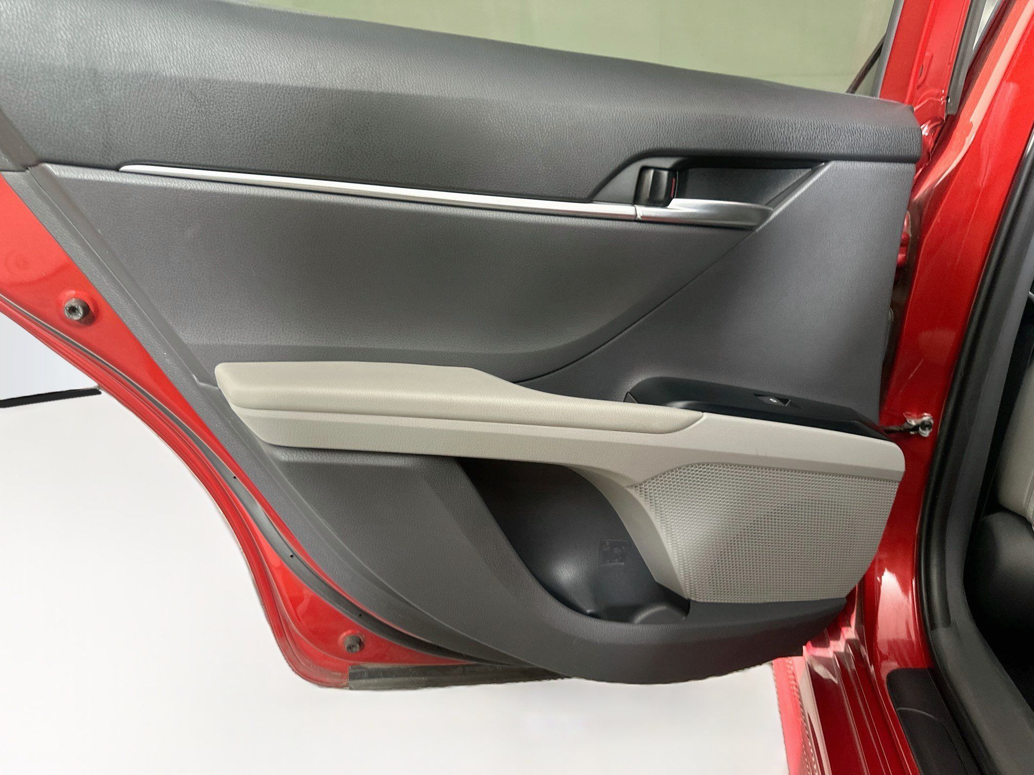 Used 2019 Toyota Camry SE w/ Carpet Mat Package FWD image 24