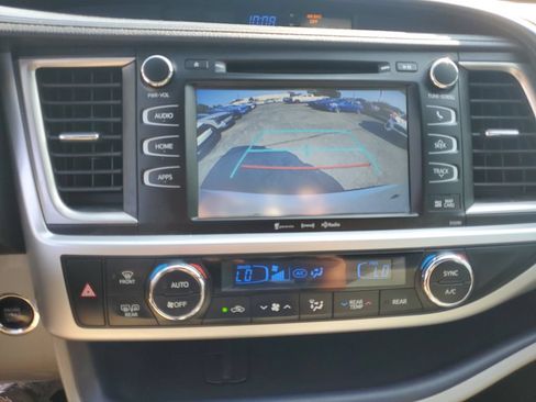 Used 2019 Toyota Highlander XLE AWD/4WD image 18