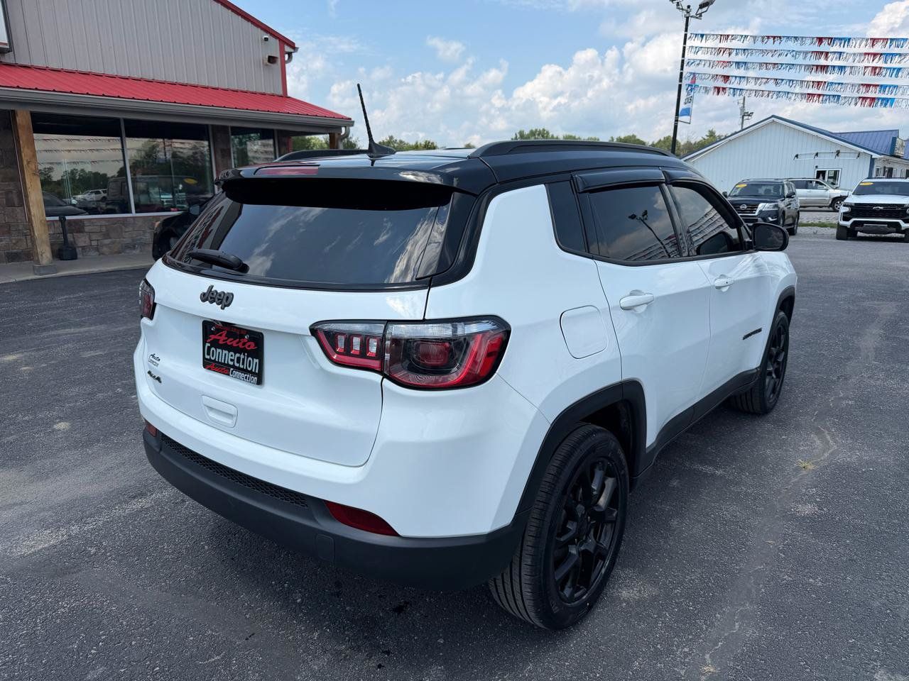 Used 2024 Jeep Compass Latitude w/ Convenience Group AWD/4WD image 4