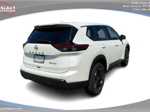 Used 2024 Nissan Rogue SV AWD/4WD image 5