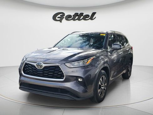 Used 2020 Toyota Highlander XLE FWD image 1