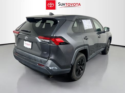 Used 2022 Toyota RAV4 LE FWD image 4