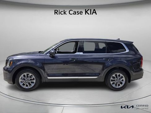 Used 2025 Kia Telluride LX FWD image 3