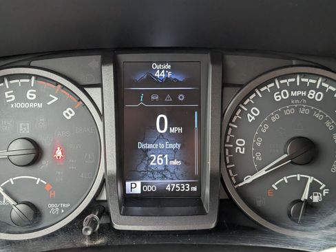 Used 2017 Toyota Tacoma TRD Off-Road w/ Premium & Technology Package AWD/4WD image 15