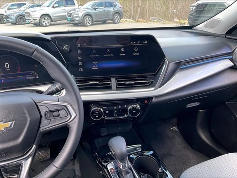 Used 2025 Chevrolet Trax LT w/ LT Convenience Package FWD image 17