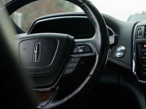 Used 2017 Lincoln Continental Select w/ Technology Package image 40