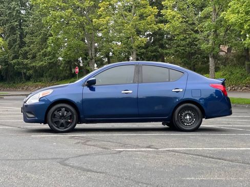 Used 2018 Nissan Versa SV FWD image 2