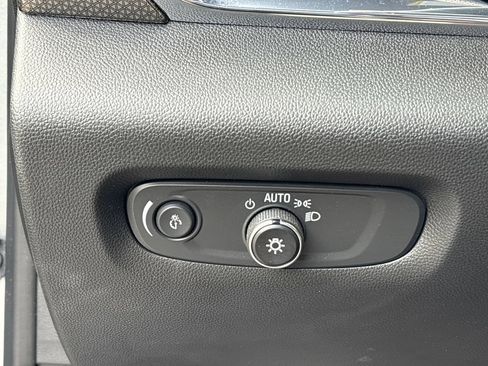 Used 2023 Chevrolet Traverse Premier FWD image 10