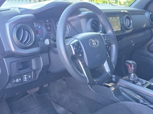 Used 2018 Toyota Tacoma TRD Off-Road w/ Technology Package AWD/4WD image 9