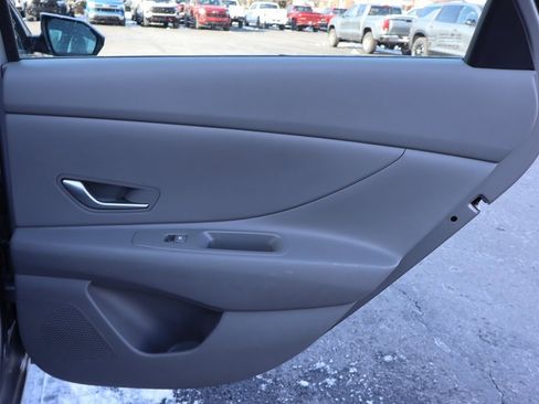 Used 2021 Hyundai Elantra SE image 22