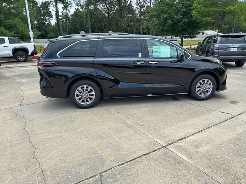 New 2026 Toyota Sienna XLE FWD image 8