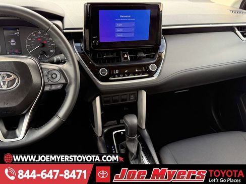 Used 2025 Toyota Corolla Cross LE image 17