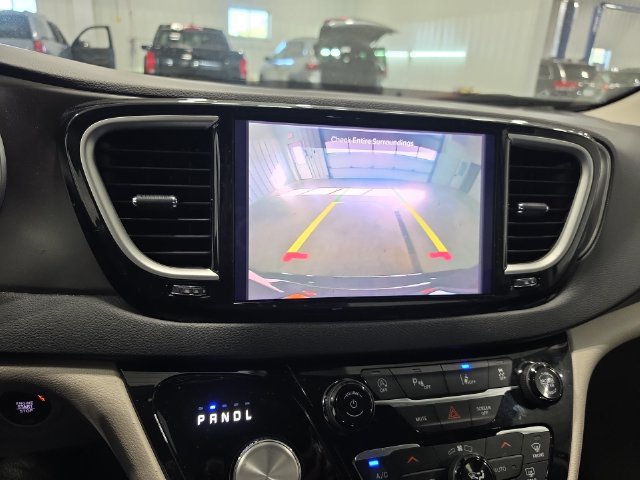 Used 2024 Chrysler Pacifica Touring-L FWD image 14