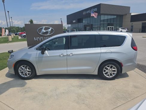 Used 2024 Chrysler Pacifica Touring-L FWD image 8