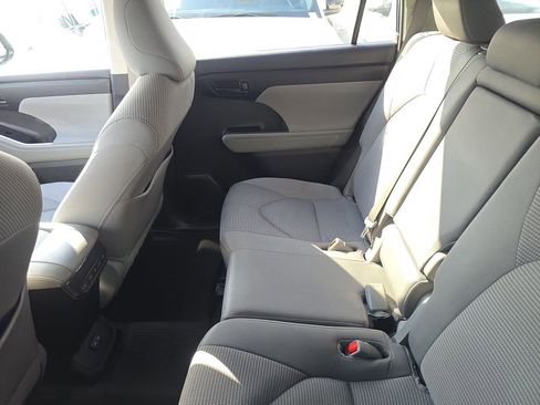 Used 2023 Toyota Highlander LE image 12