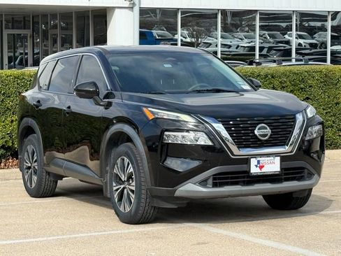 Used 2021 Nissan Rogue SV image 2
