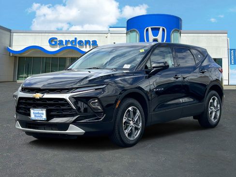 Used 2025 Chevrolet Blazer LT FWD image 3