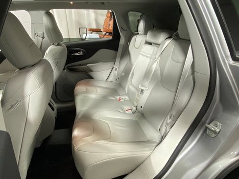 Used 2019 Jeep Cherokee Limited w/ Technology Group FWD image 29