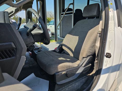 Used 2017 Ford F550 2WD Regular Cab Super Duty w/ XL Value Package image 4