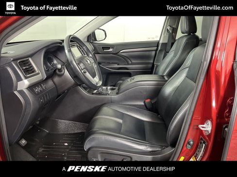 Used 2017 Toyota Highlander SE image 25