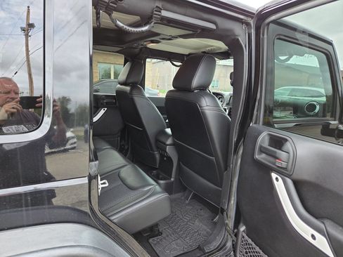 Used 2015 Jeep Wrangler Unlimited Sahara w/ Quick Order Package 24X AWD/4WD image 22
