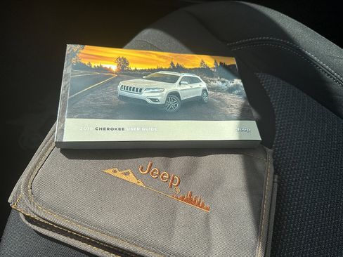 Used 2019 Jeep Cherokee Latitude w/ Cold Weather Group AWD/4WD image 60
