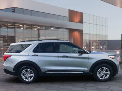 Used 2022 Ford Explorer XLT image 11
