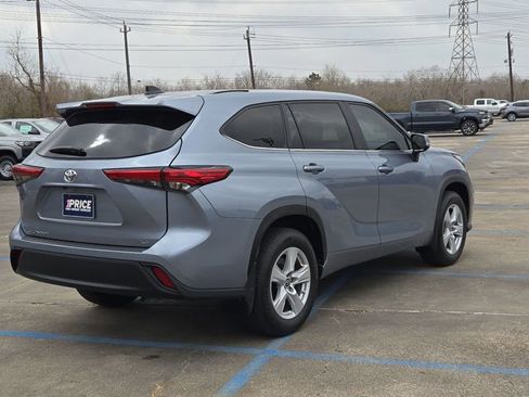 Used 2023 Toyota Highlander LE image 5