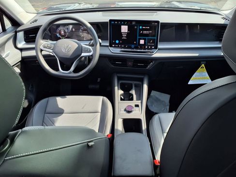 New 2025 Volkswagen Tiguan SE image 9