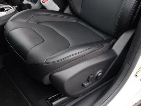 New 2023 Jeep Cherokee Altitude Lux image 16