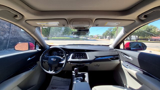 Used 2023 Cadillac XT4 Luxury w/ Cold Weather Package FWD image 16