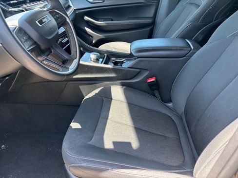 Used 2024 Jeep Grand Cherokee Laredo RWD image 8