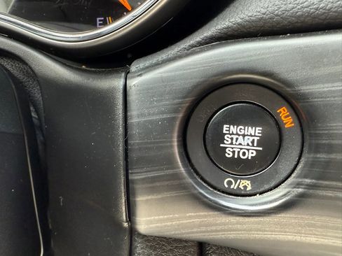 Used 2019 Jeep Grand Cherokee Laredo image 37