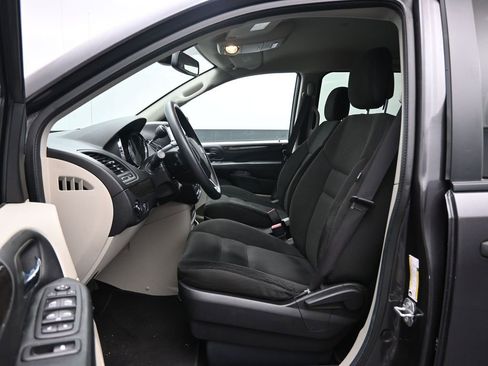 Used 2020 Dodge Grand Caravan SE w/ UConnect Hands-Free Group image 25
