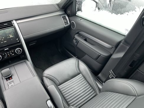 Certified 2024 Land Rover Discovery Dynamic SE image 18